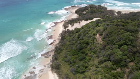 Ocean-Waves-Crashing-On-Outcrops-And-Sandy-Beach-Along-Deadmans-Headland-Reserve-Park---Frenchmans-Beach-In-Point-Lookout,-QLD,-Australia