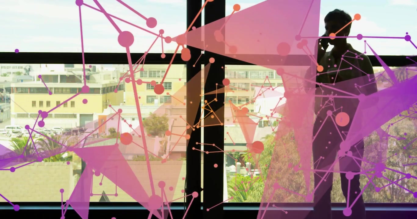 マグカップを手に、スマートフォンで通話しながら技術計画を共有する中年の女性。背景ではネットワークグラフィックが脈動している。