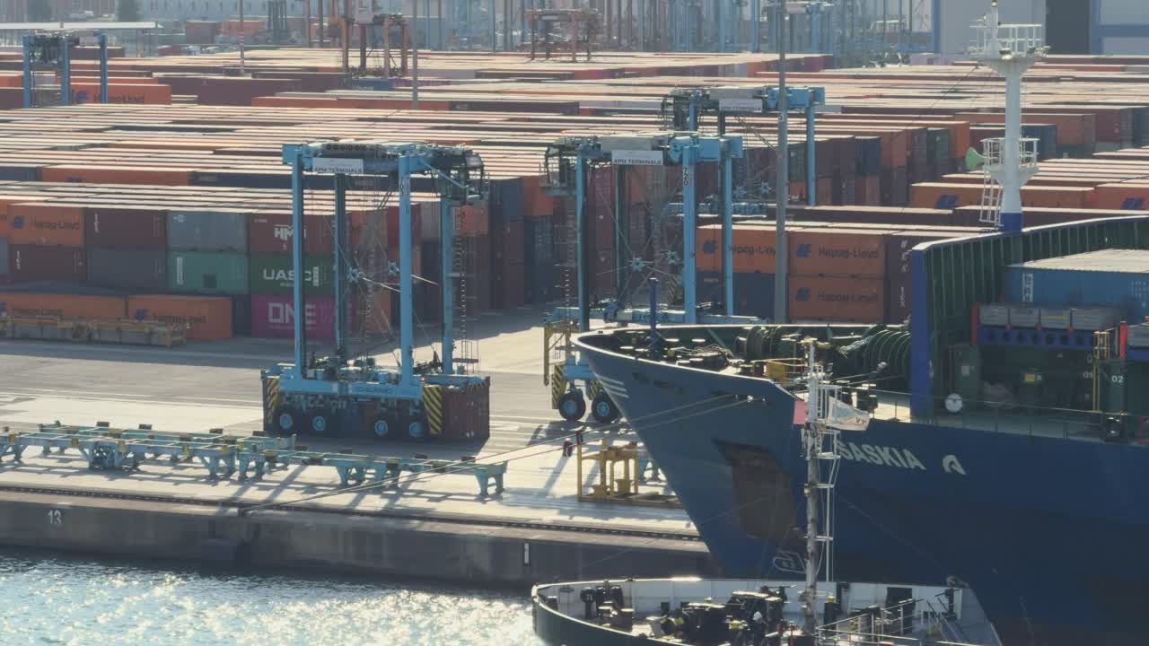 Autonomous vehicle with artificial intelligence transporting Containers within the port of Barcelona