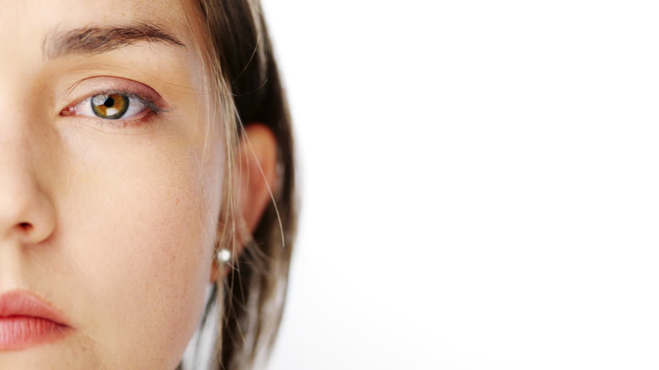 retrato de una mujer joven cerca de la mitad de la cara serie de personajes aislados en un fondo blanco puro