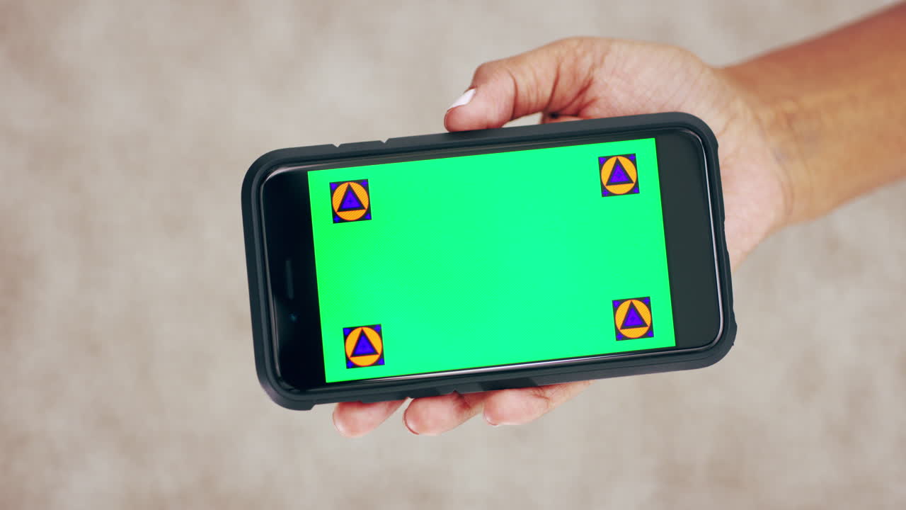 휴대폰 을 들고 있는 인식 할 수 없는 여자