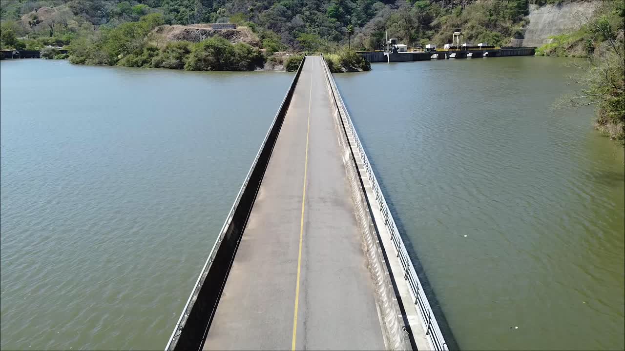 코스타리카 의 저수지 를 가로지르는 긴 다리, 공중 영상