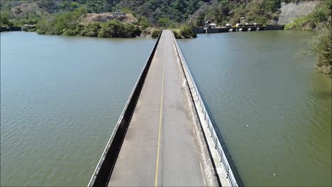 Lange-Brücke-über-Den-Stausee-In-Costa-Rica,-Luftvideo