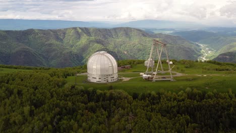 observatorio científico astrofísico especial. centro astronómico para observaciones terrestres del universo con un gran telescopio.