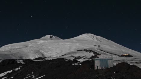 Vista-De-La-Montaña-Superior,-Incluido-El-Campamento-Final-Iluminado