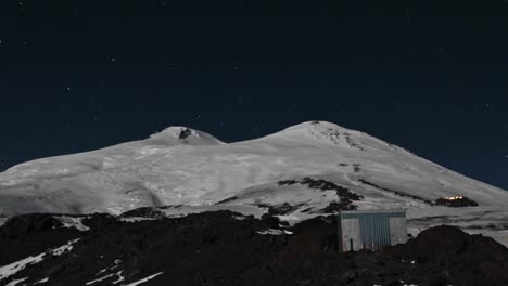 vista de la montaña superior, incluida la iluminación final del campamento