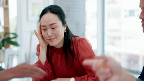 Chaos,-Büro-Und-Asiatische-Frau-Mit-Kopfschmerzen