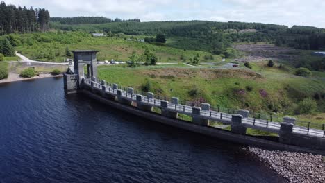 Alwen-Stausee-Walisischer-Wald-See-Wasserversorgung-Luftaufnahme-Staumauer-Landschaftspark-Hinten-Von-Rechts-Einschieben