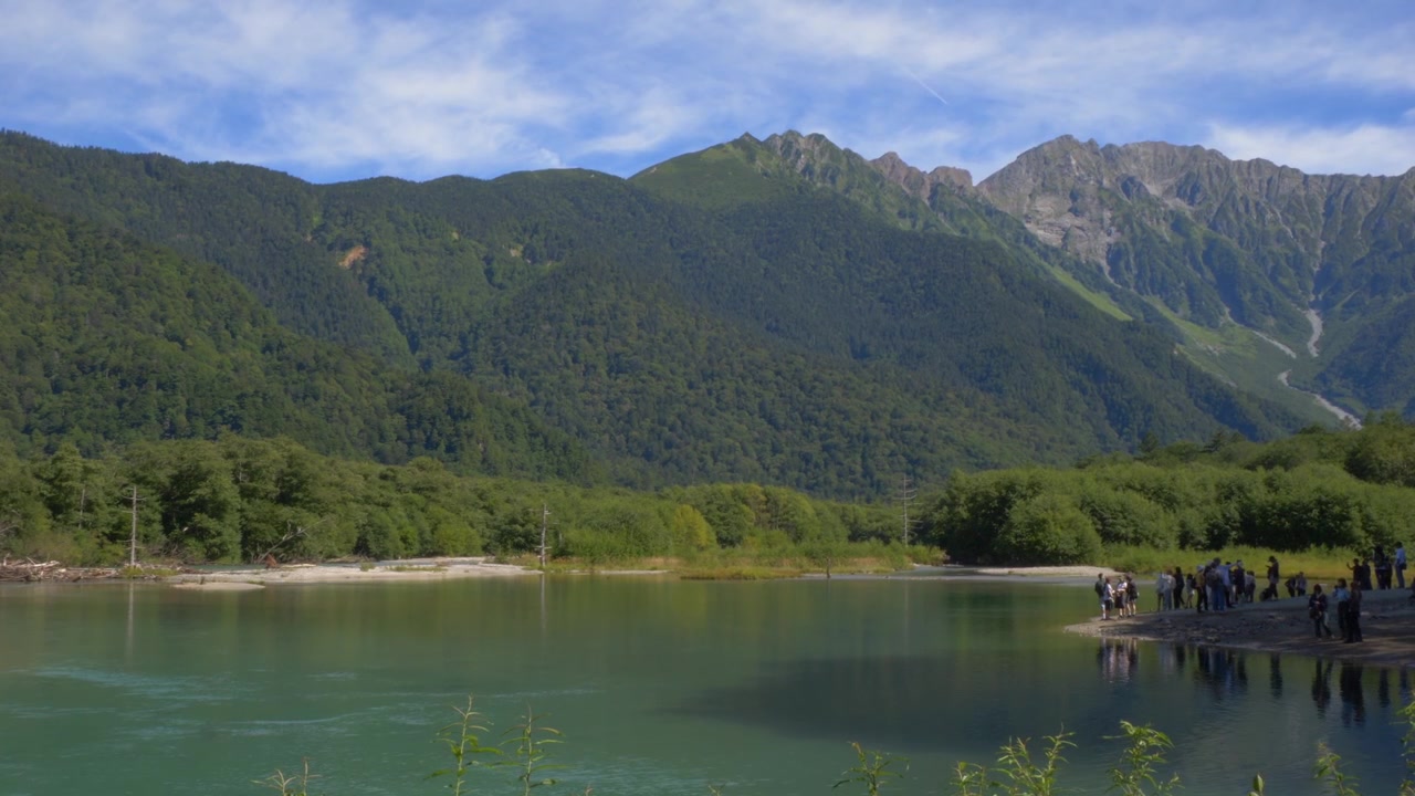 Taisho Göleti - Japonya, Nagano, Matsumoto'daki Kamikochi Vadisi'nde ormanlık dağ silsilesi - geniş çekim.