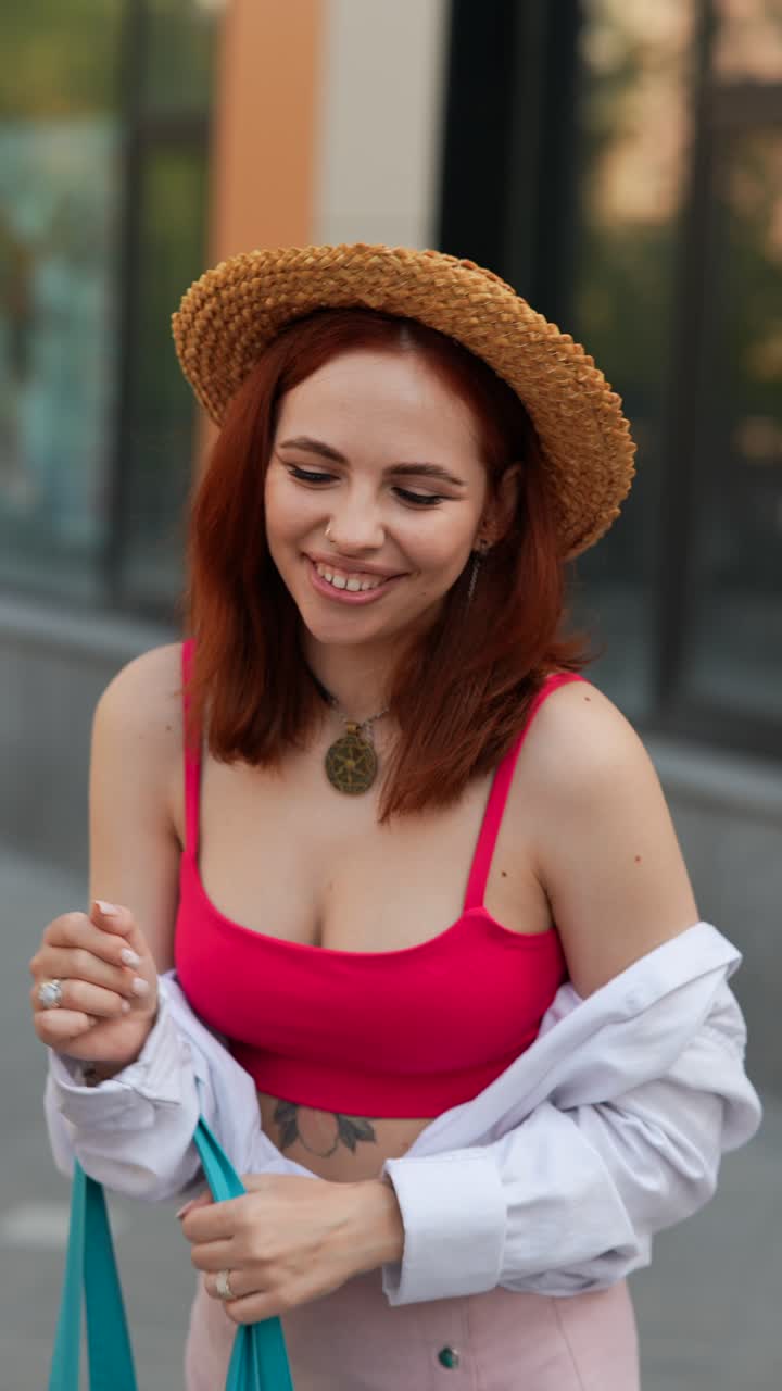 mujer riendo al aire libre