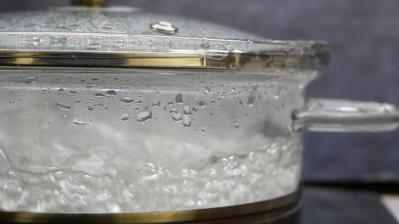 Acqua che bolle in una pentola di vetro trasparente