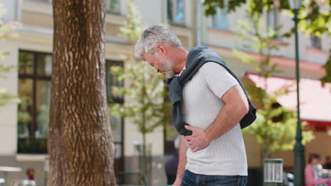 Reifer-Mann-Gefühl-Plötzlich-Starke-Bauchschmerzen-Magenverstimmung-Problem-Gastritis-Vergiftung-Durchfall-Im-Freien