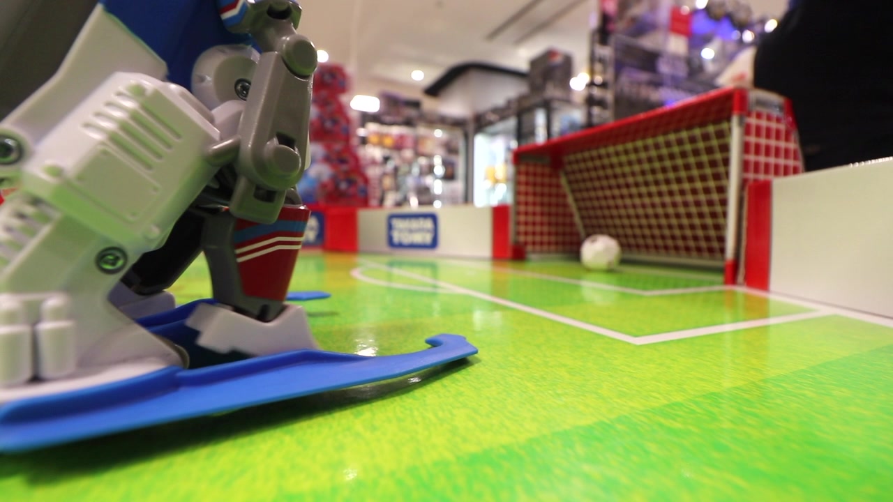 Segnare un gol con un gioco di calcio robot in un negozio di giocattoli a Tokyo