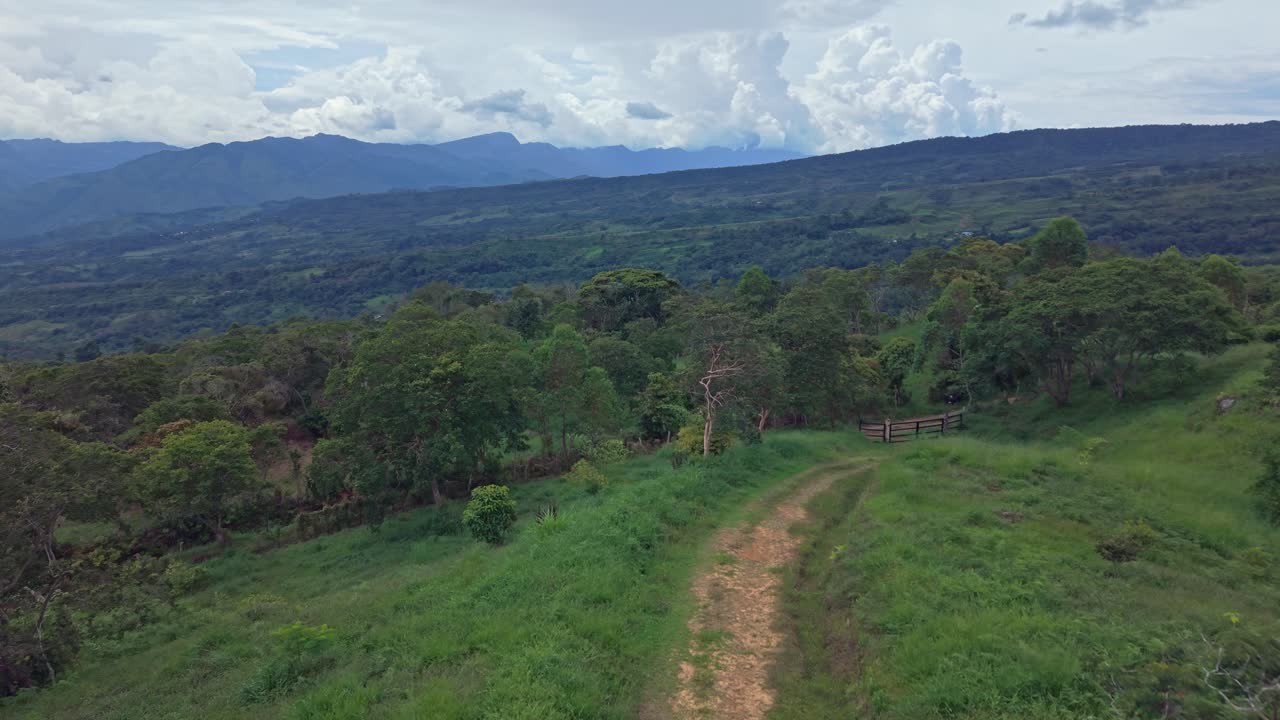 De naturskønne, grønne bakker nær Suaita i Colombia fremkalder fred og ro.