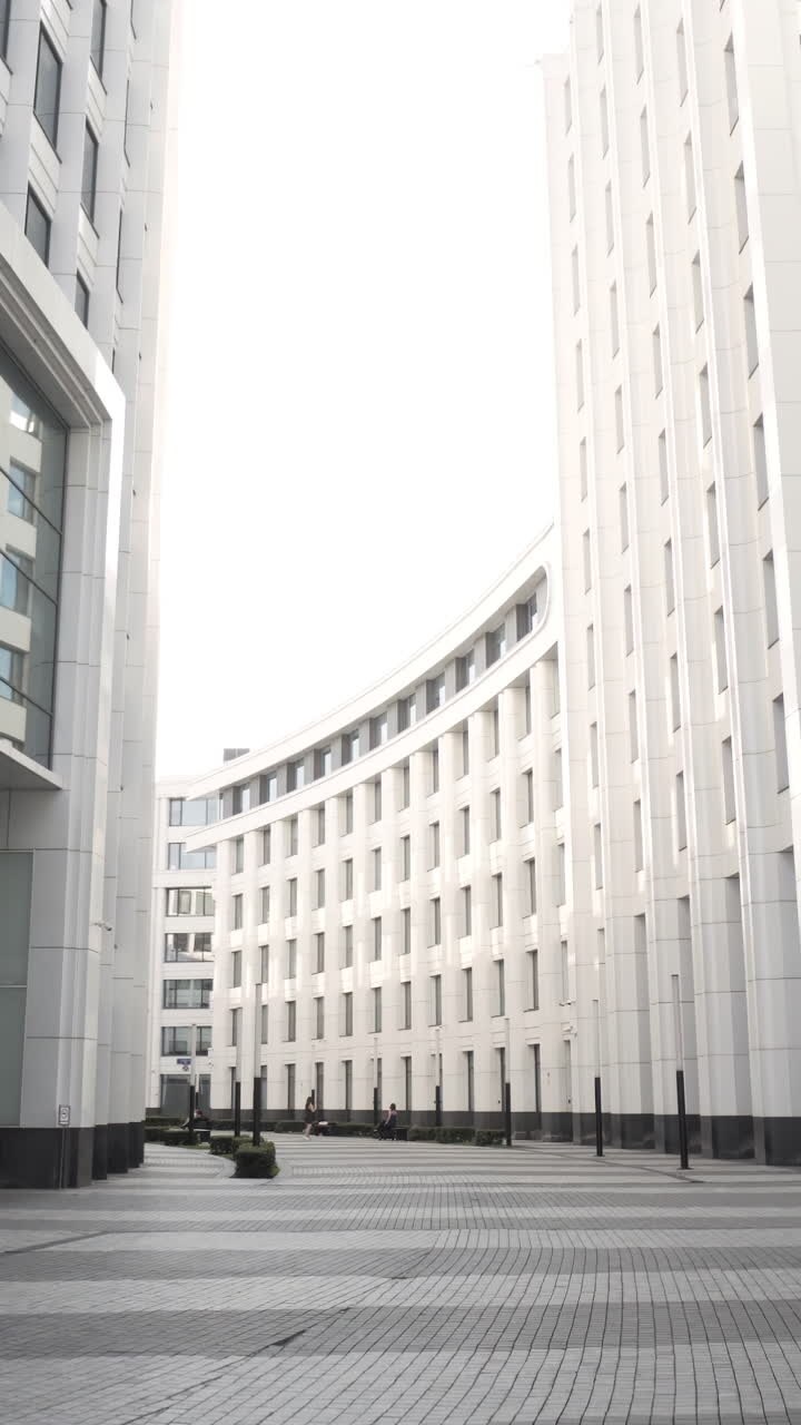 Cortile di moderni edifici per uffici bianchi