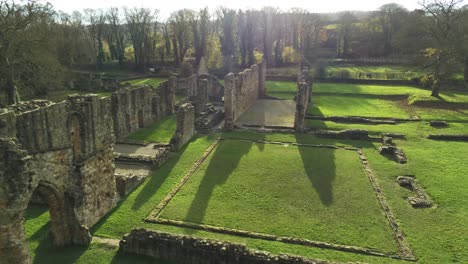 Basingwerk-Abadía-Hito-Medieval-Ruinas-Galesas-Abandonadas-Vista-Aérea-Cerrar-Paso-Elevado