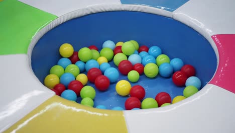 pozo de bolas colorido para niños