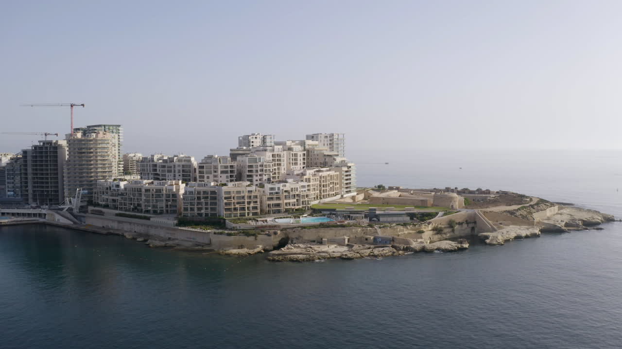 complejo de apartamentos en una pequeña península en la ciudad de la valeta, malta, antena