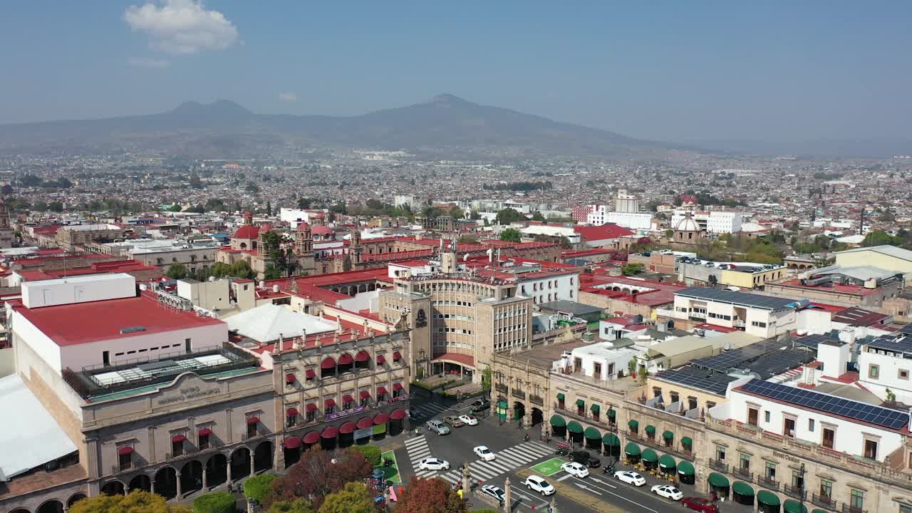 A drone retreats over downtown Morelia, Michoac&aacute;n, unveiling the bustling cityscape and colonial-style architecture