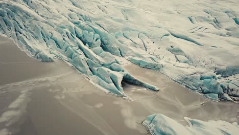 Lengua-Glaciar-En-Islandia,-Filmada-Por-Un-Dron-Desde-Múltiples-ángulos