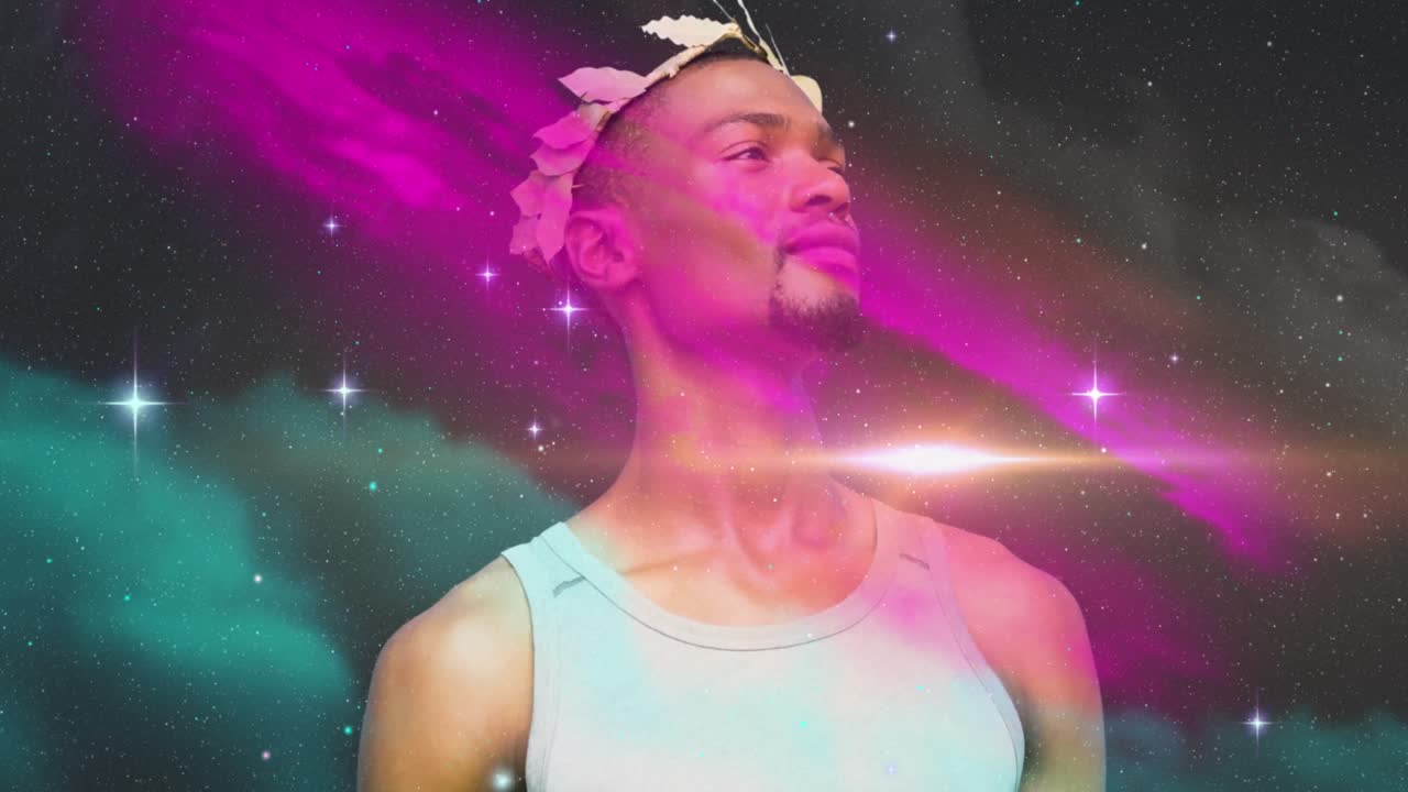 hombre con tiara contra el espacio en el fondo