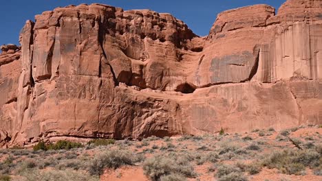 Vista-De-Cerca-De-La-Gran-Muralla-En-El-Parque-Nacional-Arches-Mientras-Conduce