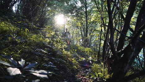 mujer caminando en un bosque