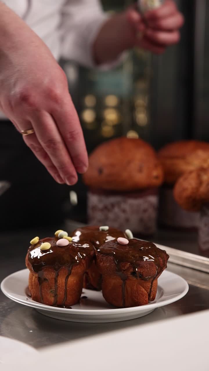 chef decorando pasteles de pascua con glaseado de chocolate y salpicaduras