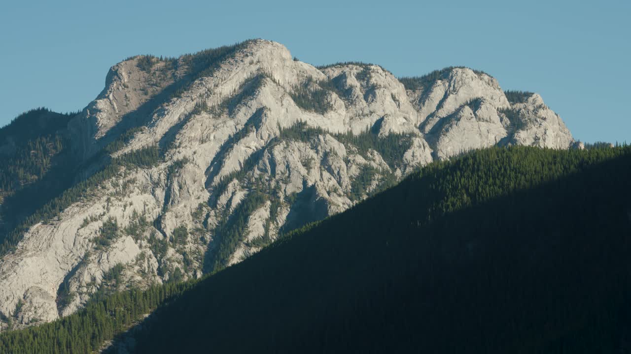 una toma del pico gris boscoso de las montañas rocosas canadienses en banff alberta canadá