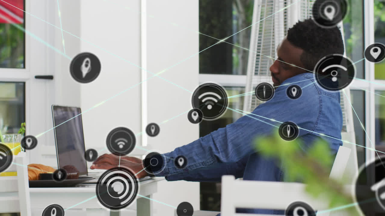 animación de la red de iconos conectados con empresario usando portátil y teléfono