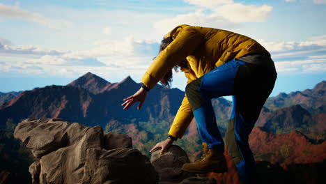 joven excursionista actuando imprudentemente distraído por el teléfono inteligente en la cima de la montaña