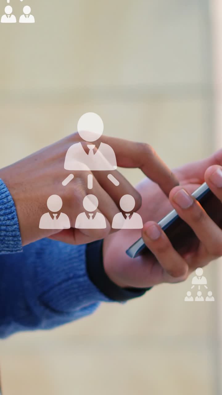 animación de iconos de usuario sobre la sección media de un hombre biracial que usa un teléfono inteligente