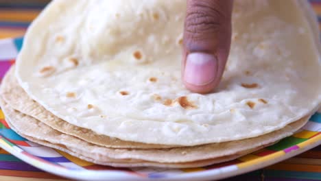 la mano arreglando una pila de roti