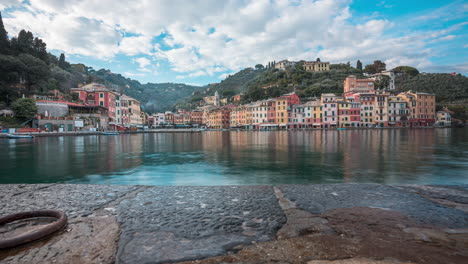 Vista-De-Lapso-De-Tiempo-En-Movimiento-De-Coloridos-Edificios-Costeros-De-Portofino,-Italia