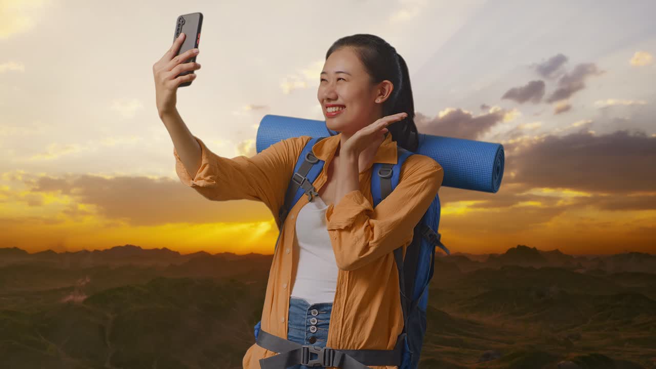 해가 지는 산 꼭대기에 셀피를 찍는 여자