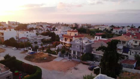 vista aérea de apartamentos de vacaciones en la ciudad de ialysos, rodas, grecia - disparo de drones