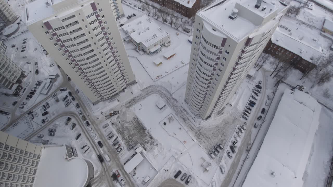 높은 건물 들 이 있는 눈 인 도시 풍경