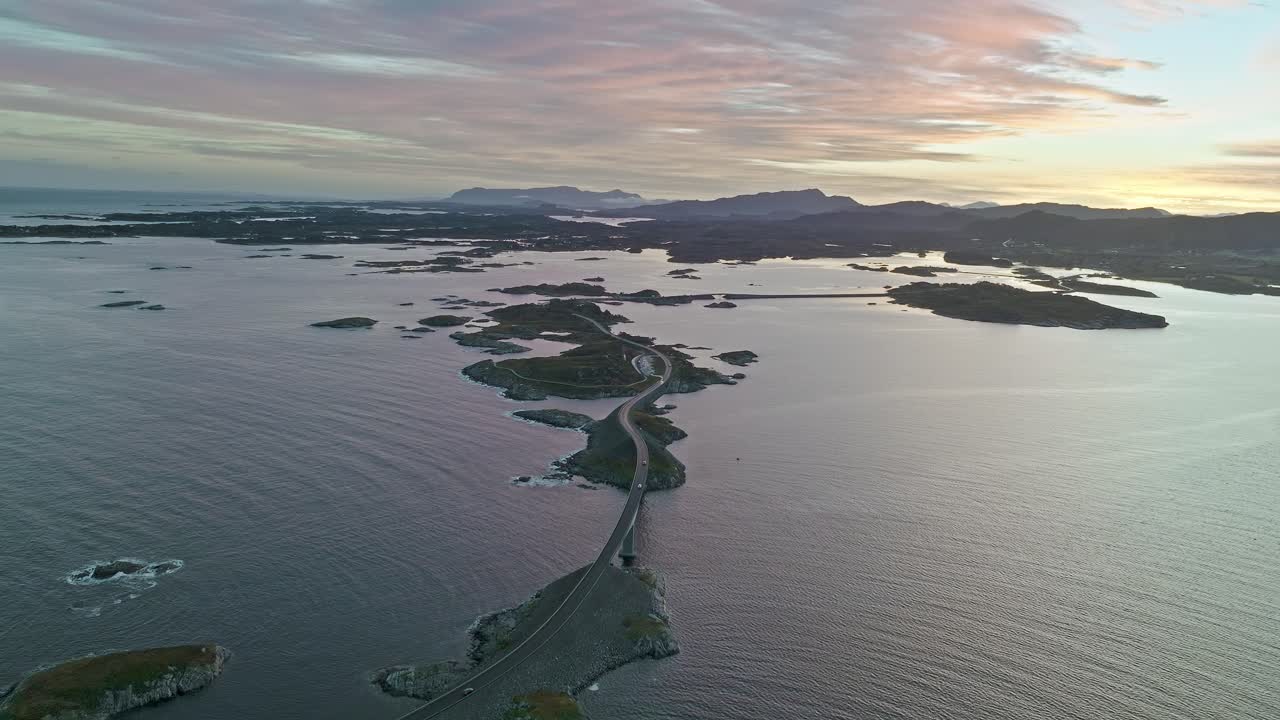 un lento vuelo de avión no tripulado sobre la carretera atlántica en noruega que es una hazaña absoluta de la ingeniería y tomó muchos años para completar