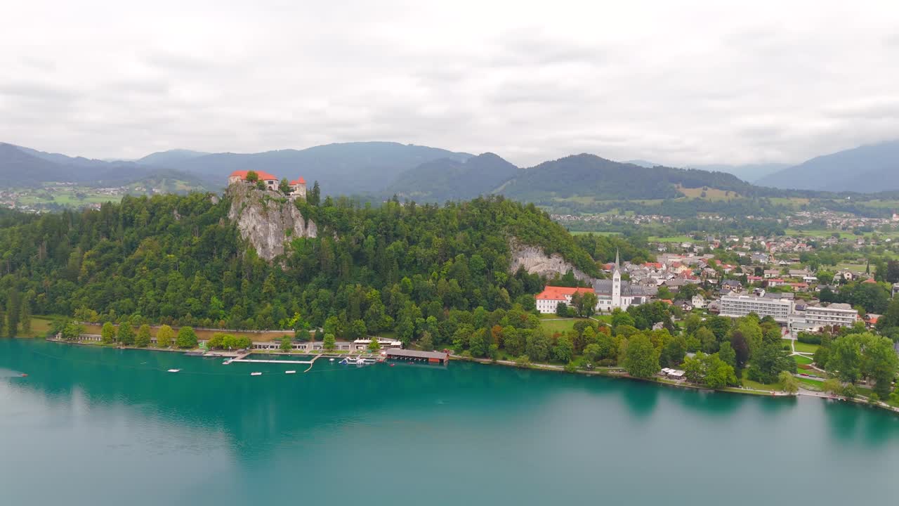 Splendide riprese con drone del Lago di Bled, Slovenia, che mostrano l'iconica isola, il castello e i paesaggi lussureggianti.