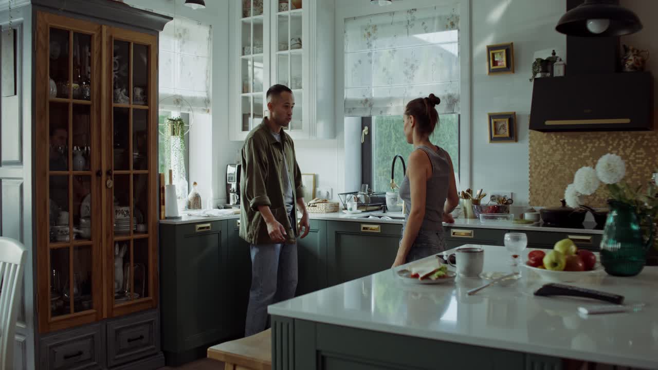 Una coppia che discute in cucina