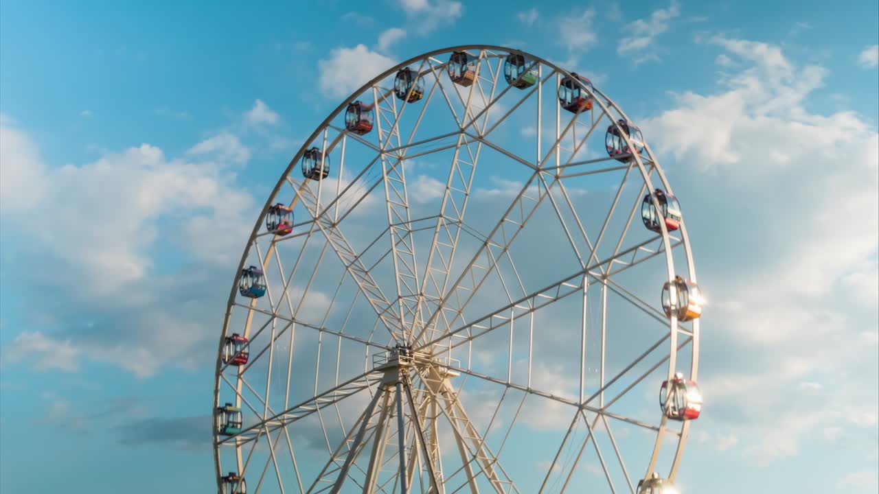 회전하는 페리스 과  구름의 움직임, 일몰 구름 하늘의 타임 라프스