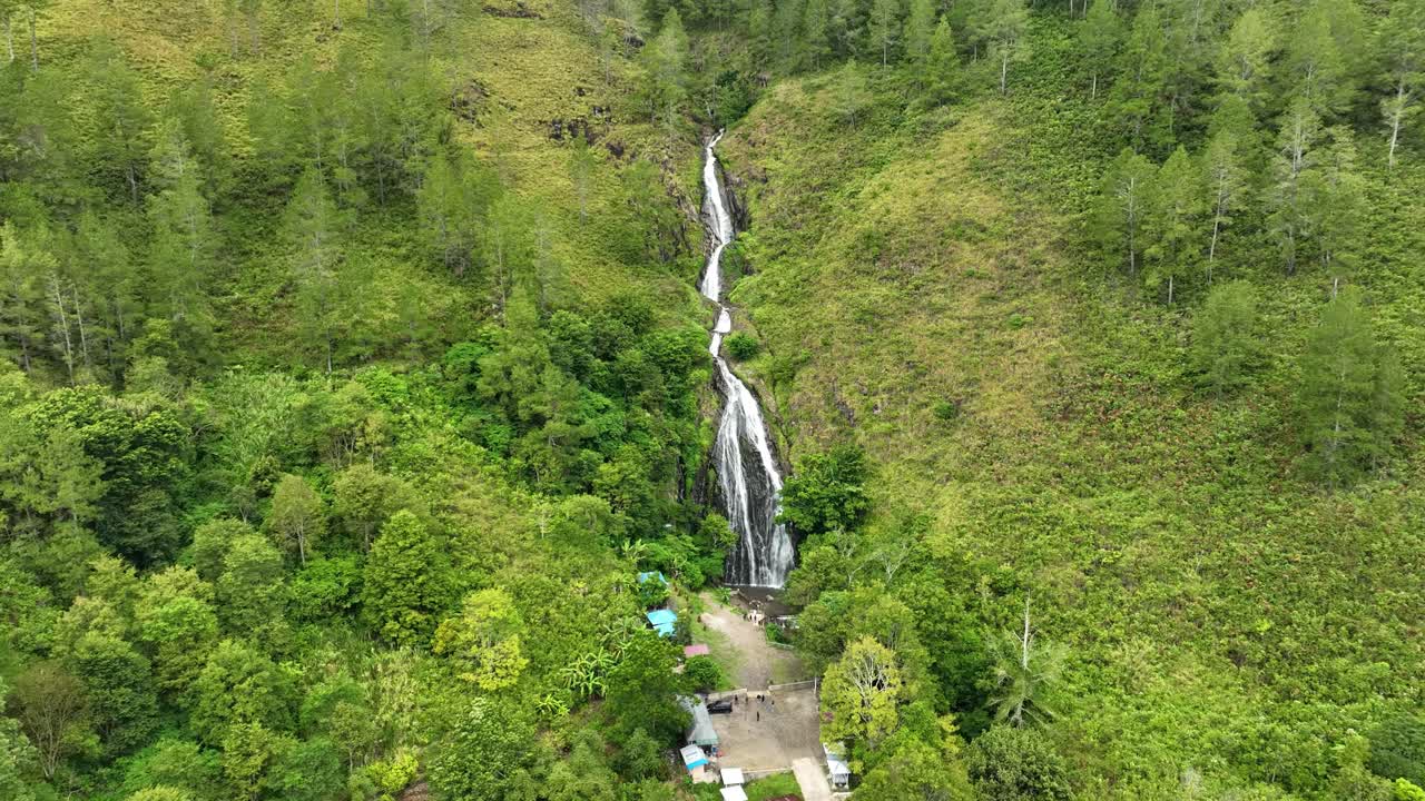 fotografía aérea de la cascada de efrata cerca del lago toba rodeada de exuberante vegetación