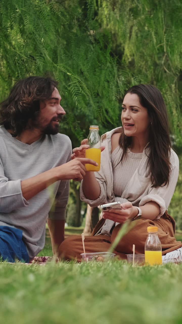 Una pareja haciendo un picnic en el parque.