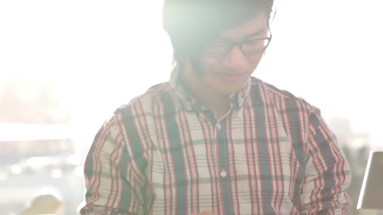 태블릿 pc를 사용하는 행복한  ⁇ 스터