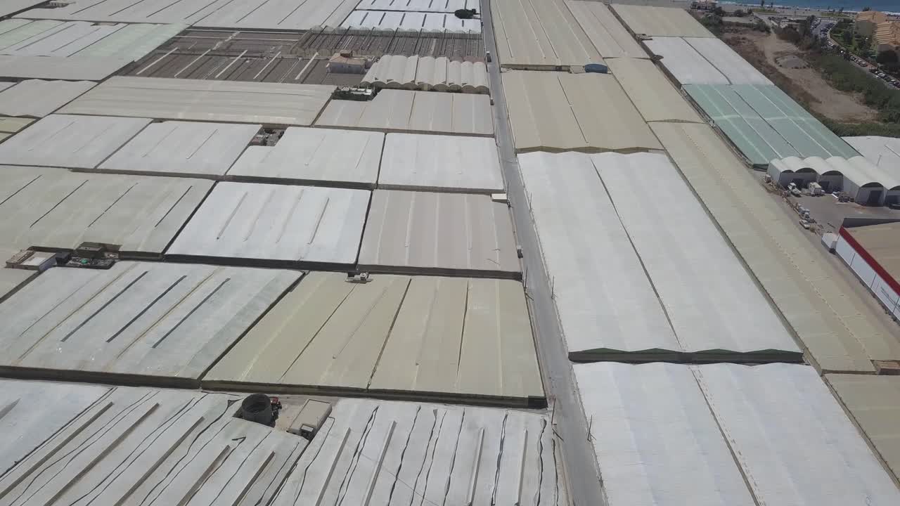 vista aérea de plásticos blancos para invernaderos en la costa de españa