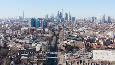 Dolly-Back-Drone-Shot-Del-Grupo-De-Rascacielos-De-La-Ciudad-De-Londres-Sobre-Whitechapel-Road