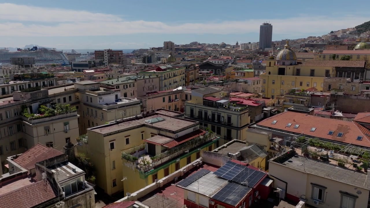 Huippuluokan 4K-näkymä Napolista. Drone-lento Italian Napolin kaupungin yllä, josta avautuu näkymä merelle, Castel dell'Ovolle ja Vesuvius-vuorelle. Italia Napoli heinäkuu 2024