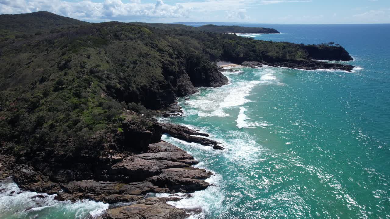 Il Noosa National Park e la sua costa rocciosa sul Mar dei Coralli nel Queensland, Australia - ripresa aerea