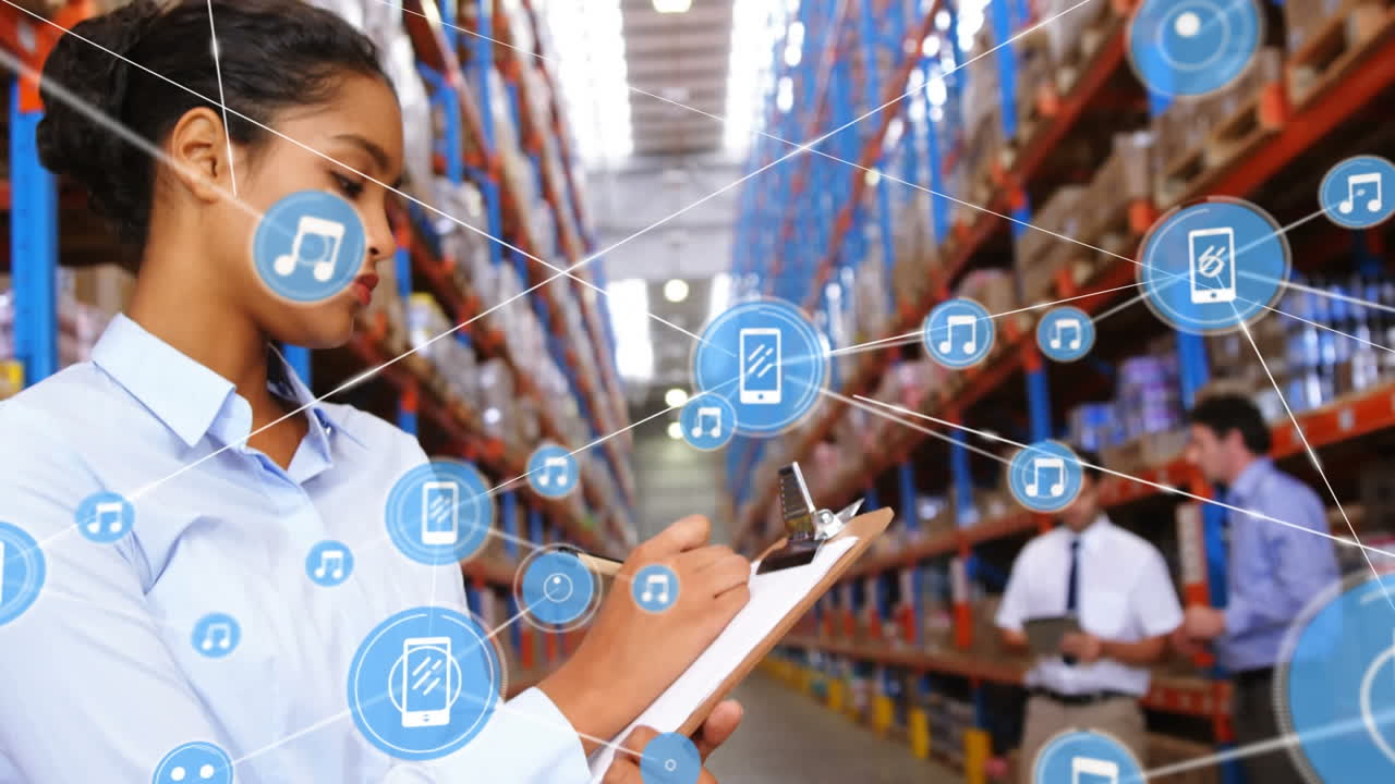 animación de una red de iconos digitales sobre una voluntaria biracial tomando notas en el almacén.