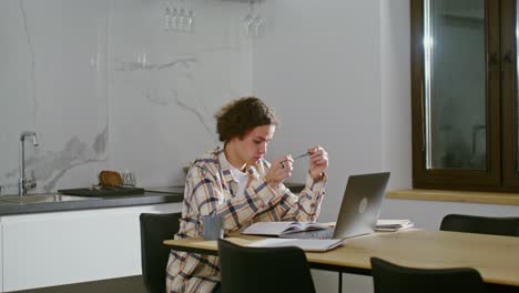 estudiante que estudia en el hogar